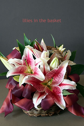 lilies in the basket | p.83 | MELLEOW STUFF DESIGN | メロウスタフ | sumiko taniuchi | フォトグラファー | 写真撮影 | フラワーアレンジ | 東京都目黒区
