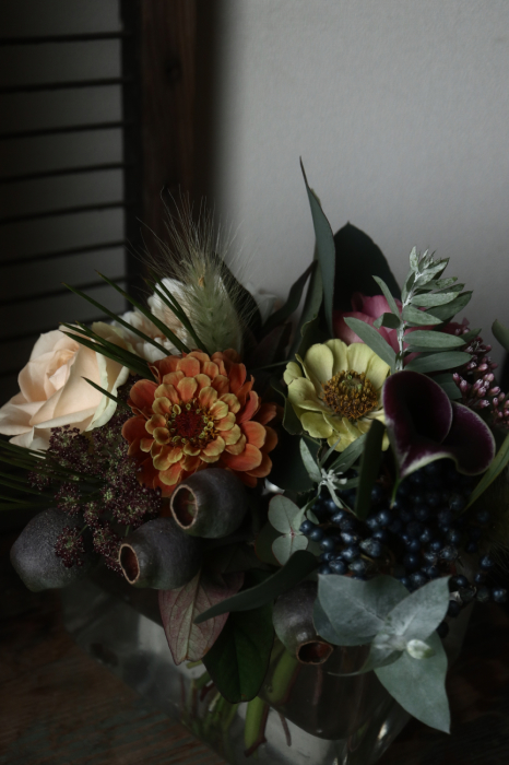 秋の花材のミックスカラーブーケ | MELLEOW STUFF DESIGN | メロウスタフ | sumiko taniuchi | プロフォトグラファー | 写真撮影 | フラワーアレンジ | 東京都目黒区